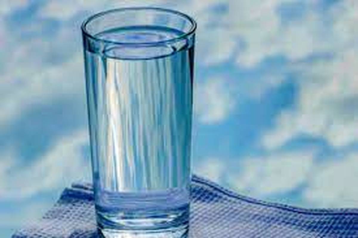 بعد از بیدار شدن آب بنوشید! | بررسی خواص آب نوشیدن با معده خالی