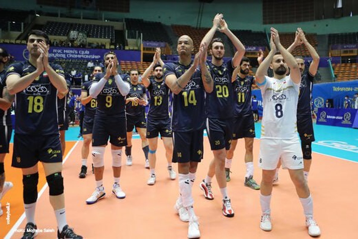 کتک خوردن یک تماشاگر به دست ملی پوش والیبال! | حمله‌ی وحشیانه او به سکوهای تماشاچیان + ویدئو