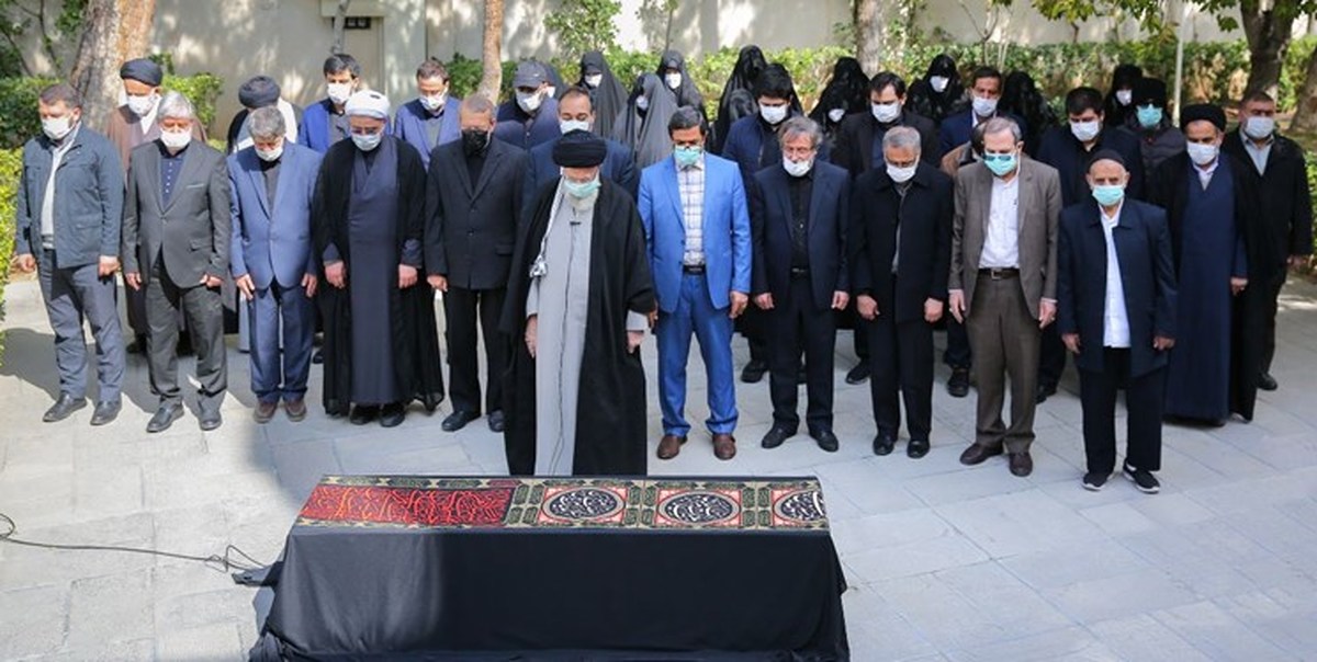 اقامه نماز آیتالله خامنهای بر پیکر همسر شهید آیتالله مطهری