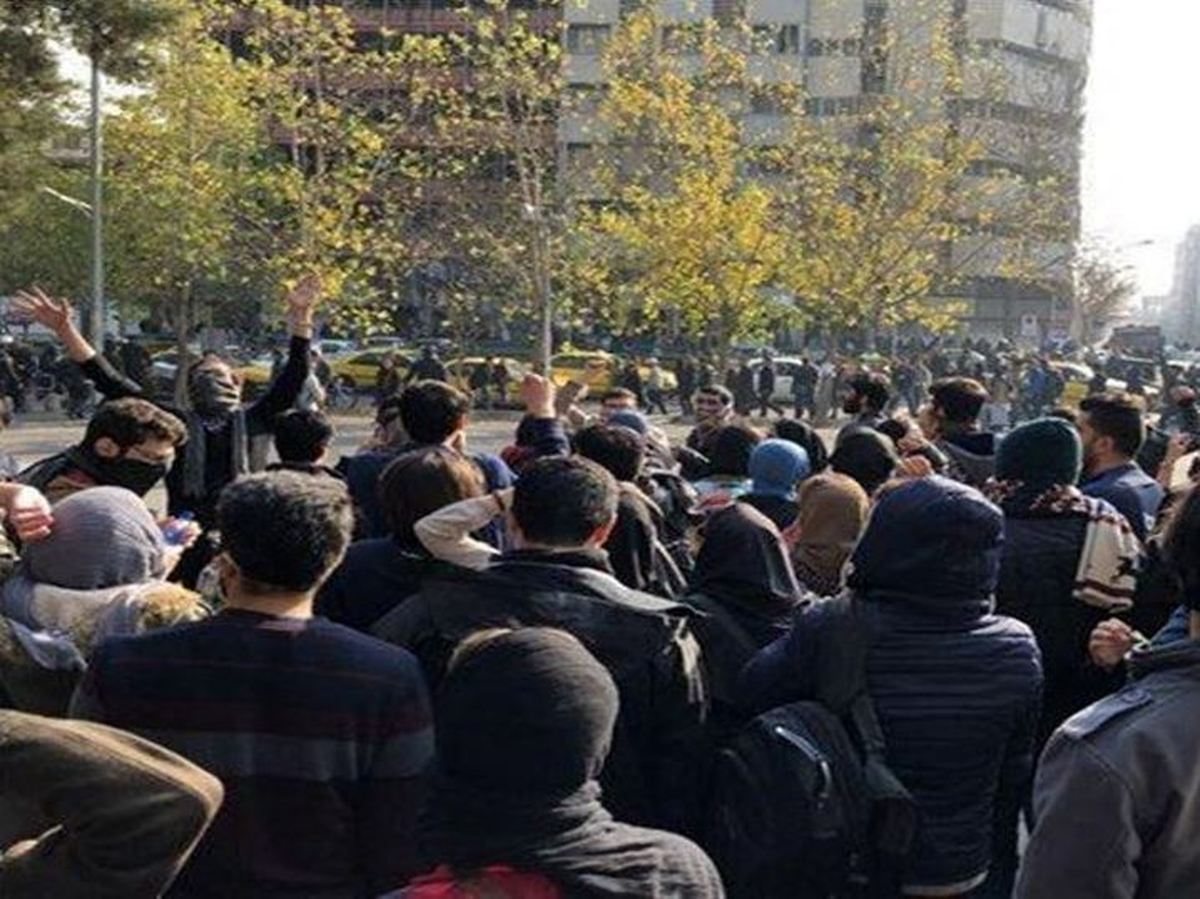 مشاور وزیر اطلاعات: یک عده سلبریتی که حتی 10 تا کتاب هم نخواندهاند و سر از سیاست در نمیآوردند، تحت تاثیر رفتار غربی ها بی فکر عمل میکنند!